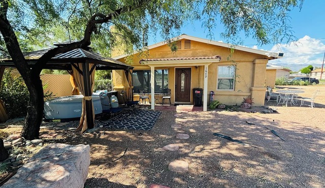 Spacious 4-bedroom house in marvelous Tucson with AC, WiFi