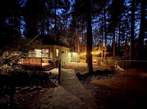 Alpine Retreat -Hot Tub - Walk to Village, Lake
