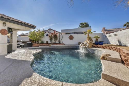 Ultimate Vacation: A Luxurious Oasis with a Pool!