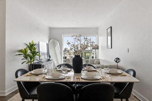 Luxury Hollywood Condo Skyline View Pool ,Jacuzzi , Gym& Parking
