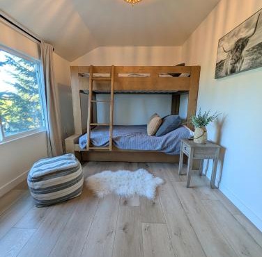 Yama Cabin - 5 min walk to the village, EV plug, hot tub, kid & pet friendly