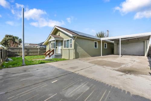 Home Sweet Stay near Meadows Field Airport