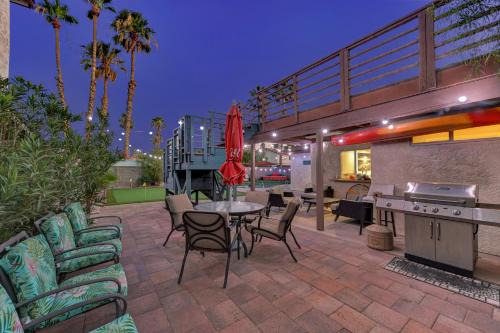 Strip-side Villa, 6 Beds, Pool, Mini Golf, Karaoke