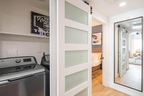 Retail & Sun Oasis Remodeled 2-Queen 2BR Suite