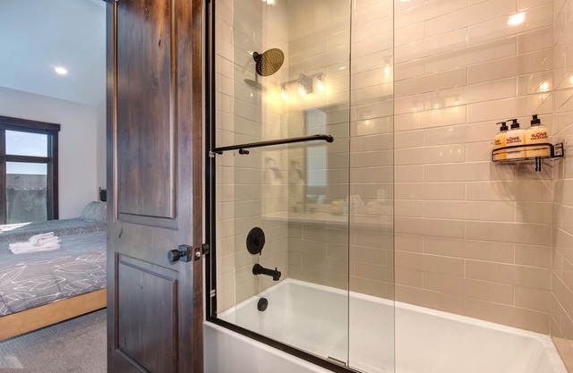 Park City Blackstone 3L: Cozy 2BR condo in Canyons Village, sleeps 8 with mountain views.